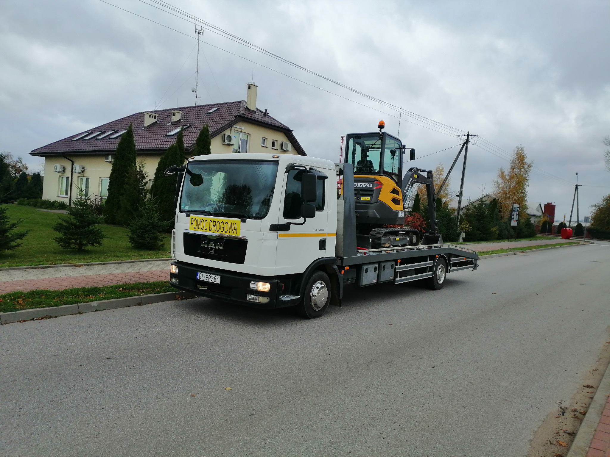 pojazd auto pomoc z minikoparka