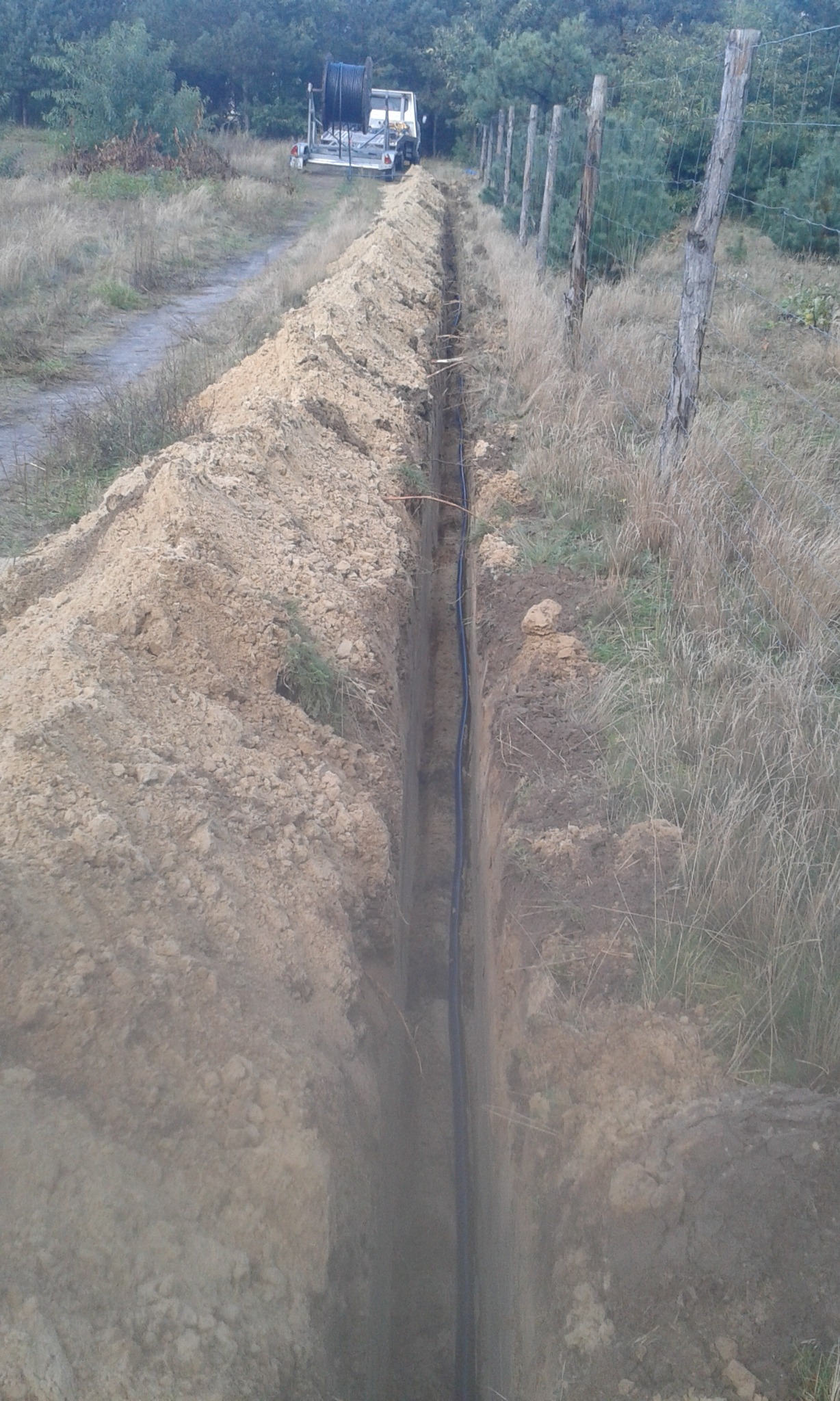 wykopy pod linie kablowa, wodną ,gazową,swiatłowodową.