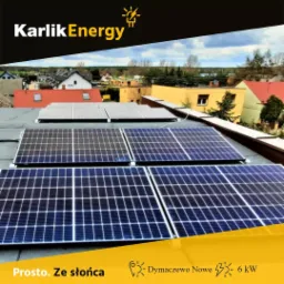 Panel słoneczny na dachu budynku mieszkalnego w Dymaczewie Nowym, z widocznym logo firmy KarlikEnergy w górnym rogu i informacją o mocy 6kW w dolnym rogu.