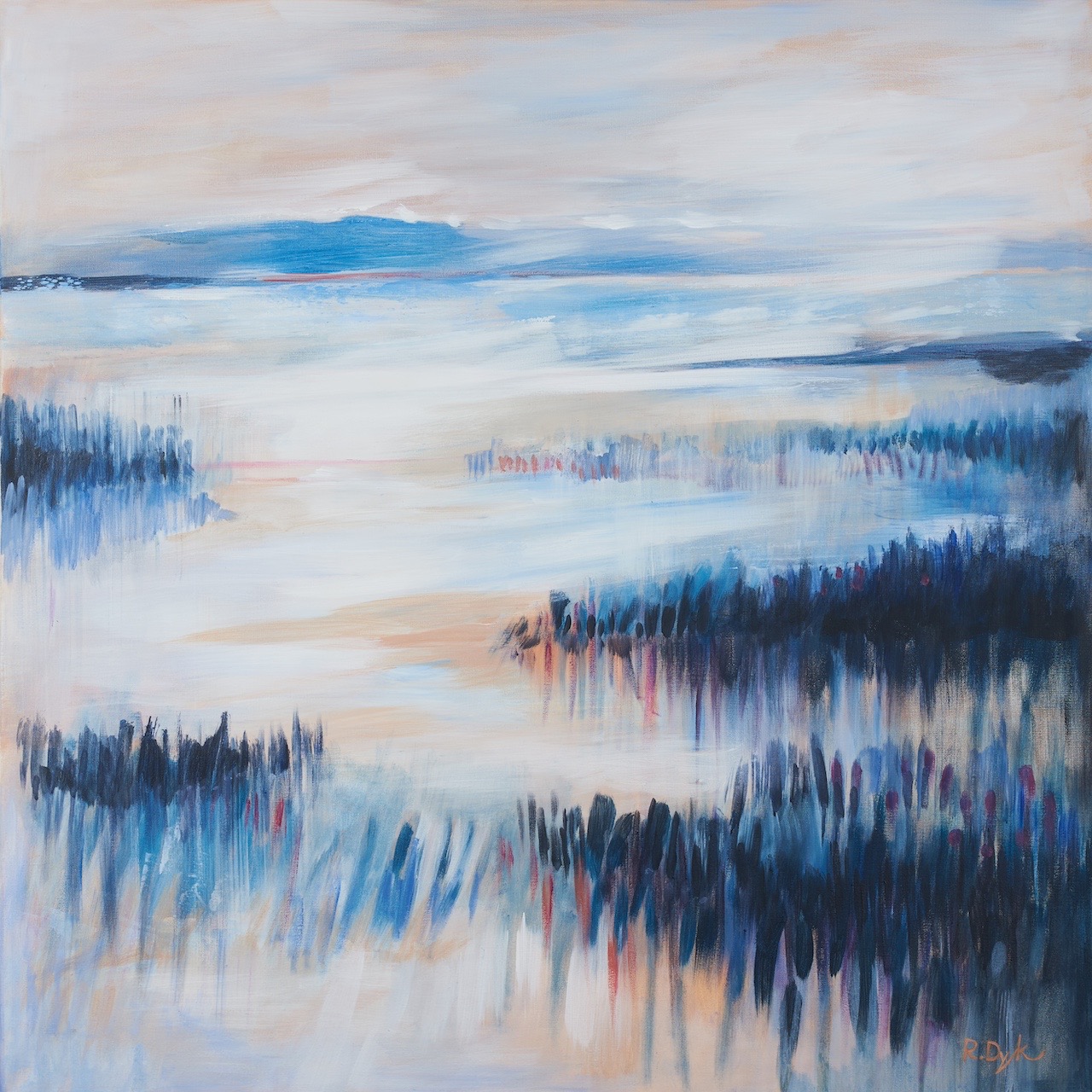 Abstrakcyjny pejzaż w odcieniach błękitu, beżu i granatu z delikatnymi pociągnięciami pędzla, przedstawiający mglisty krajobraz z elementami przypominającymi roślinność i odległe wzgórza.