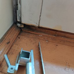 Oknomaniak Marek Pałucki - wymiana zawiasu w oknie drewnianym