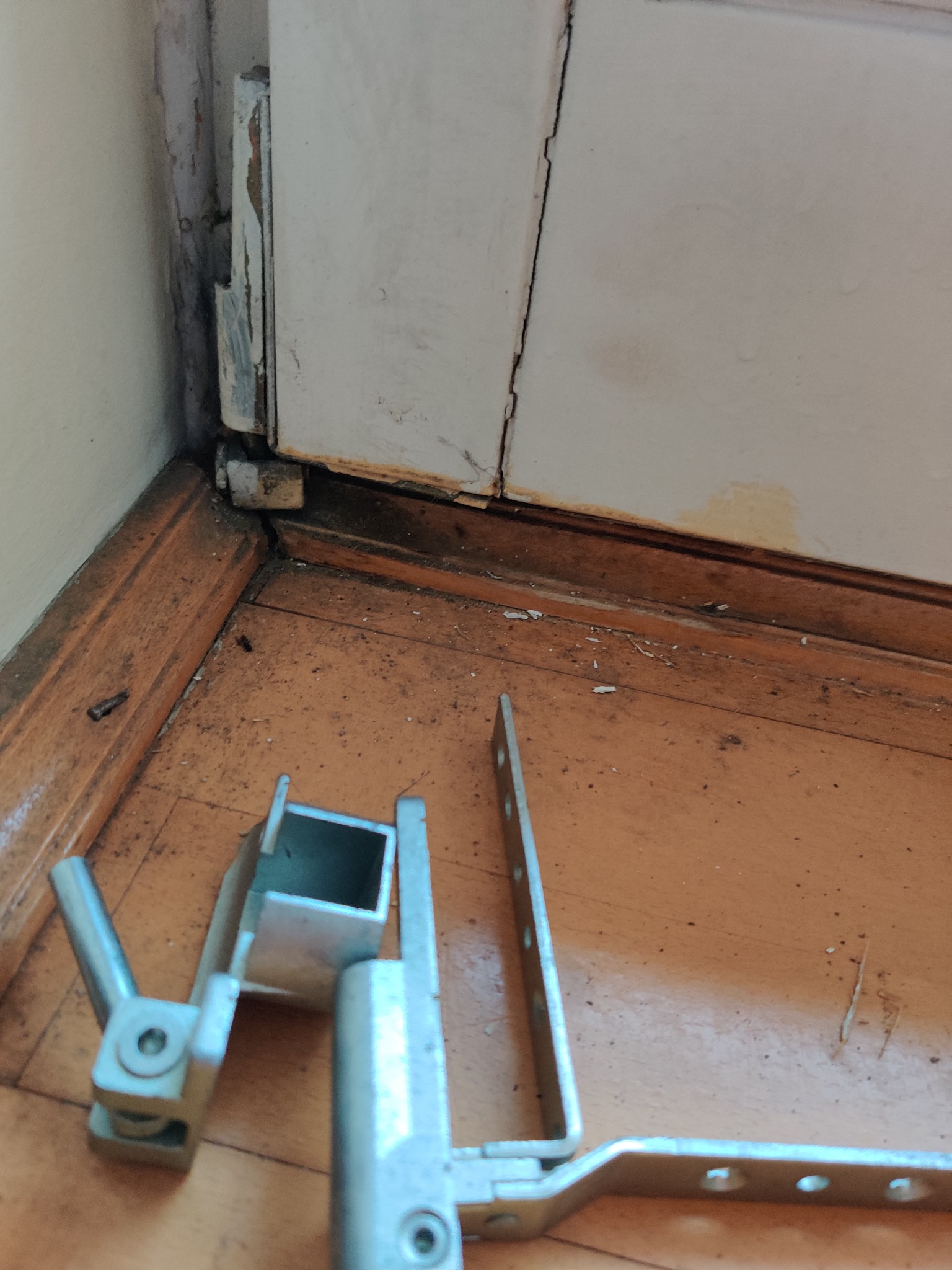 wymiana zawiasu w oknie drewnianym