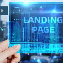 Ekran z cyfrową wizualizacją strony docelowej na tle miejskiego krajobrazu, trzymany w dłoni, z elementami graficznymi i danymi statystycznymi.