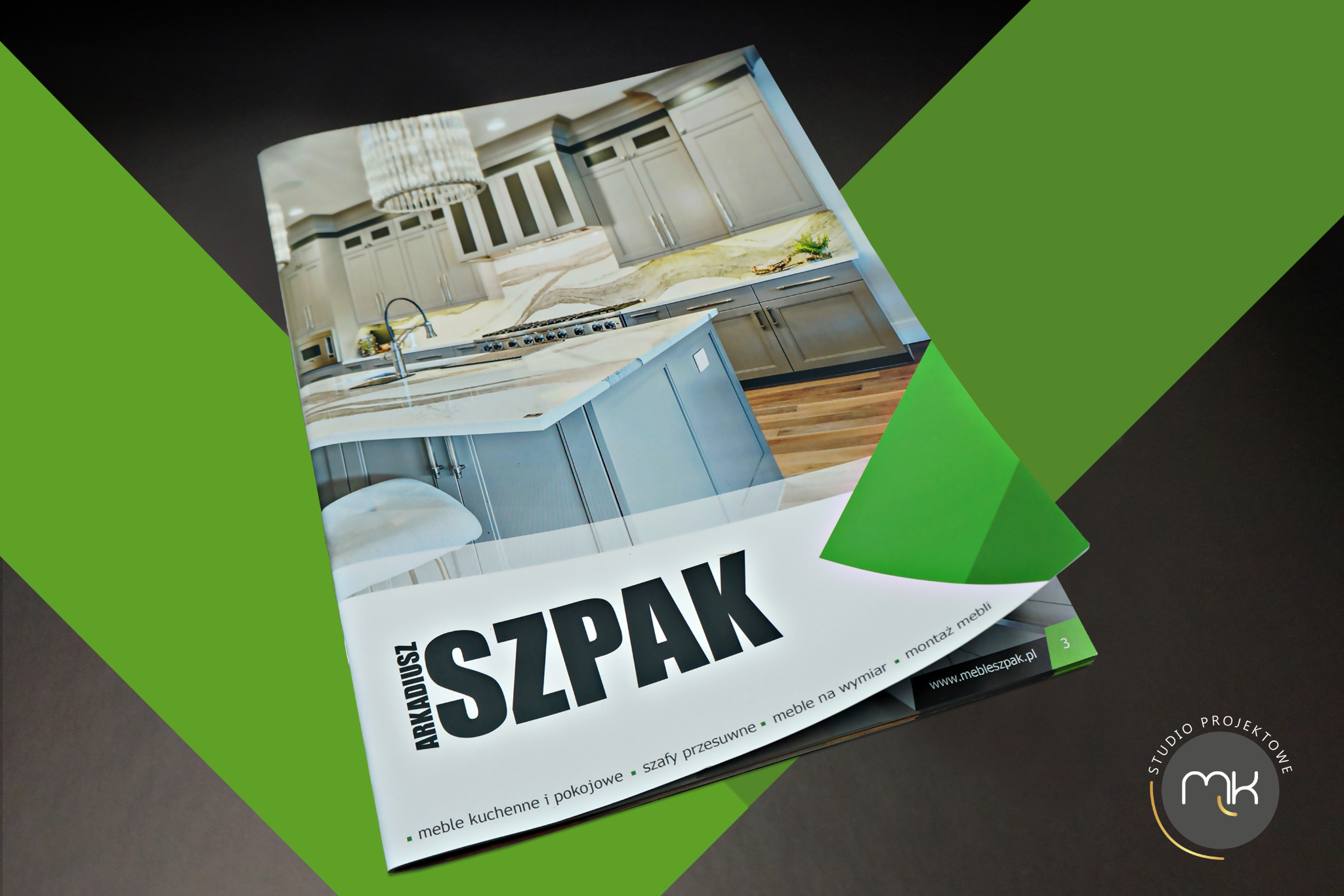 Rozłożona broszura reklamowa studia projektowego Arkadiusz Szpak z wizualizacją szarej kuchni z wyspą i marmurowym blatem, na ciemnym tle z geometrycznymi zielonymi akcentami.