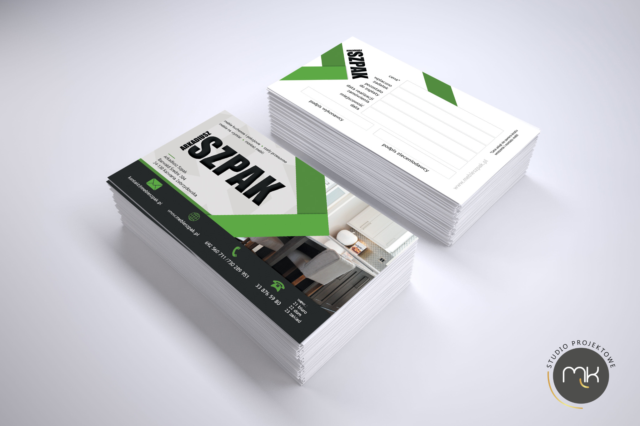 Stosy wizytówek firmy meblowej 'Szpak', z elementami graficznymi w kolorze zielonym, na jednej z wizytówek widoczne zdjęcie aranżacji wnętrza z meblami.
