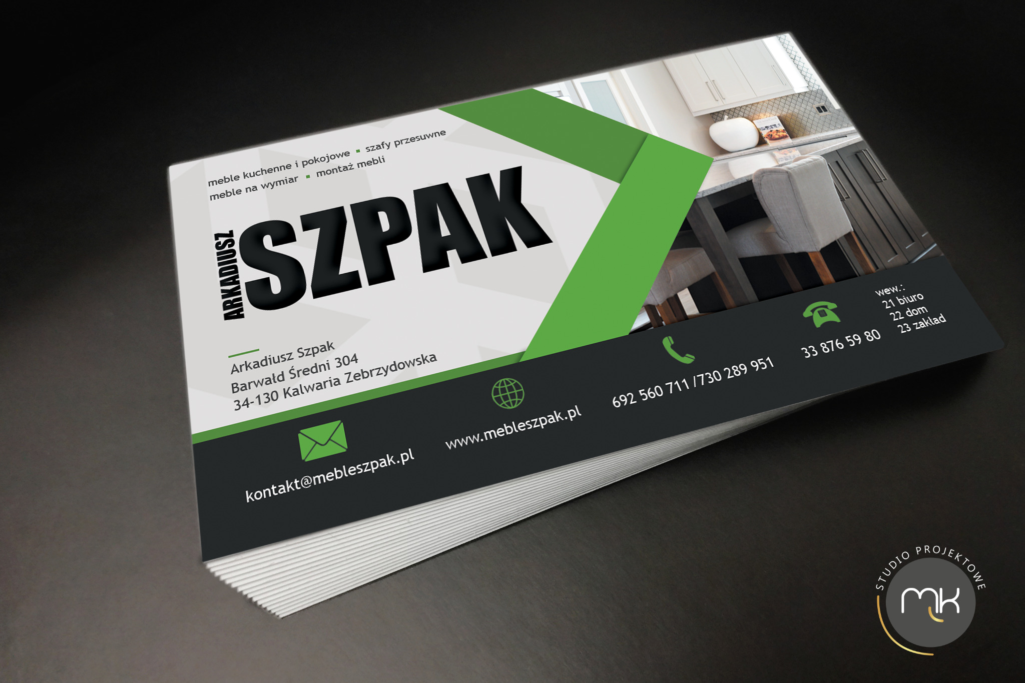 Stos wizytówek firmy meblarskiej Arkadiusz Szpak z elementami graficznymi przedstawiającymi wnętrze kuchni, kontaktami i zakresem usług: meble kuchenne i pokojowe, szafy przesuwne, meble na wymiar,...