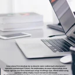 Laptop z otwartym ekranem na biurku, obok telefon i dokumenty, w tle logo firmy doradczej Expert Ewelina Rzepczyk.