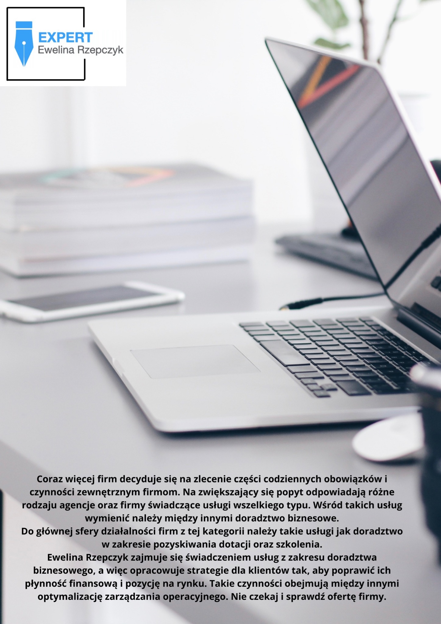 Laptop z otwartym ekranem na biurku, obok telefon i dokumenty, w tle logo firmy doradczej Expert Ewelina Rzepczyk.