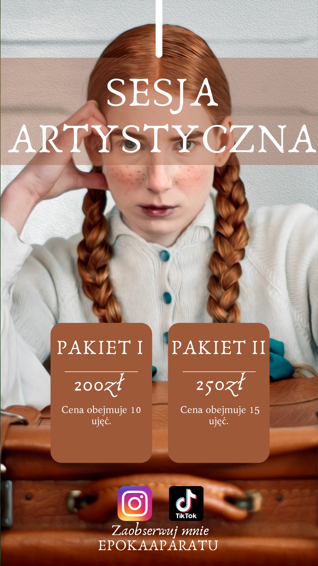 Grafika reklamowa sesji artystycznej: portret młodej kobiety z rudymi warkoczami, pakiety cenowe na brązowym tle, ikony Instagrama i TikToka oraz nazwa użytkownika 'epokaaparatu'.