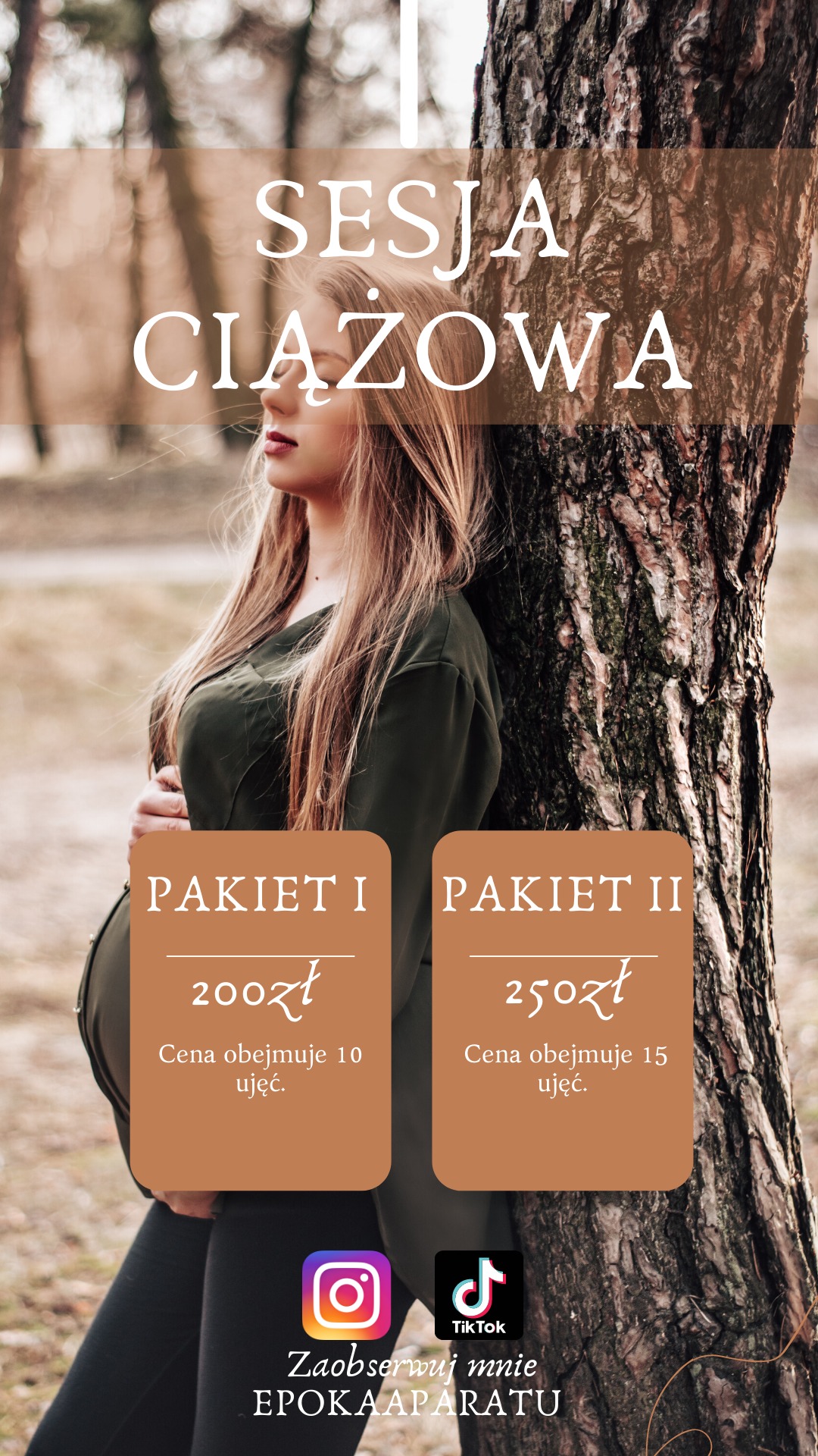 Kobieta w ciąży, w zielonej bluzce, opiera się o szorstkie drzewo w lesie, z zamkniętymi oczami, w tle rozmyte drzewa, grafika z cenami pakietów sesji zdjęciowej i ikonami Instagrama i TikToka.