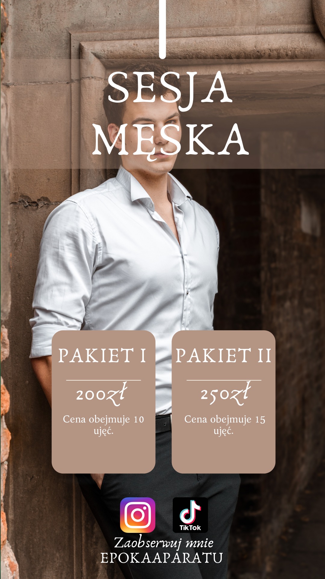 Mężczyzna w rozpiętej białej koszuli, oparty o kamienną ścianę. Grafika z ofertą sesji męskiej, cenami pakietów i ikonami mediów społecznościowych.