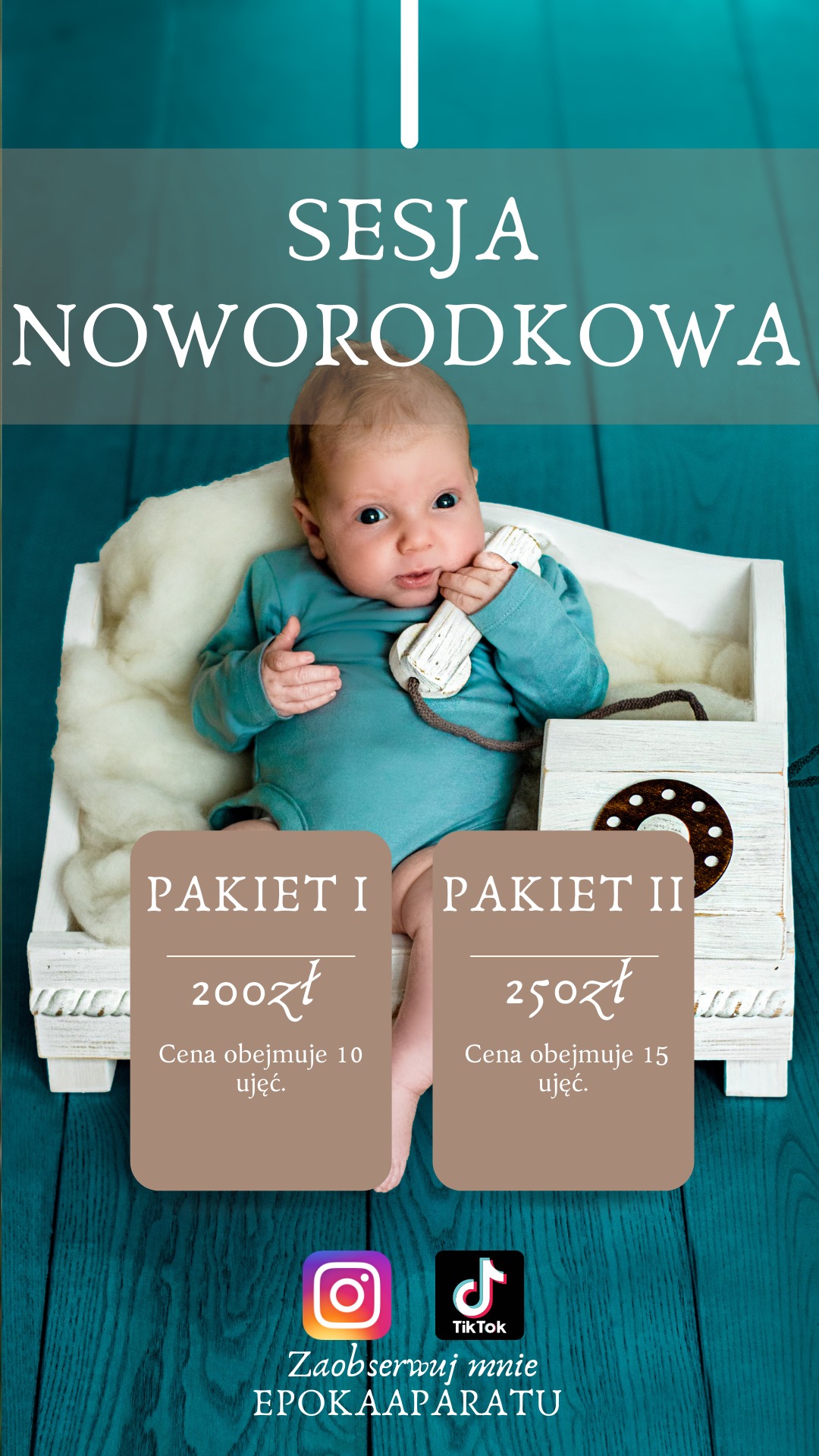 Noworodek w turkusowym ubranku leży na białym futerku w drewnianym pudełku, trzymając przy uchu biały, staromodny telefon. Grafika z cenami pakietów sesji i logotypami Instagrama i TikToka.