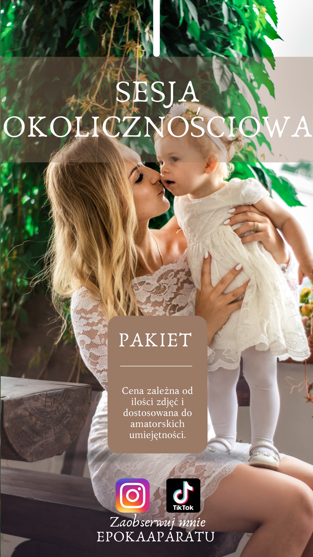 Kobieta w koronkowej sukience trzyma na kolanach dziewczynkę w białej sukience, zbliżając się do niej twarzą na tle zieleni; na zdjęciu widoczny napis 'Sesja okolicznościowa' oraz informacja...