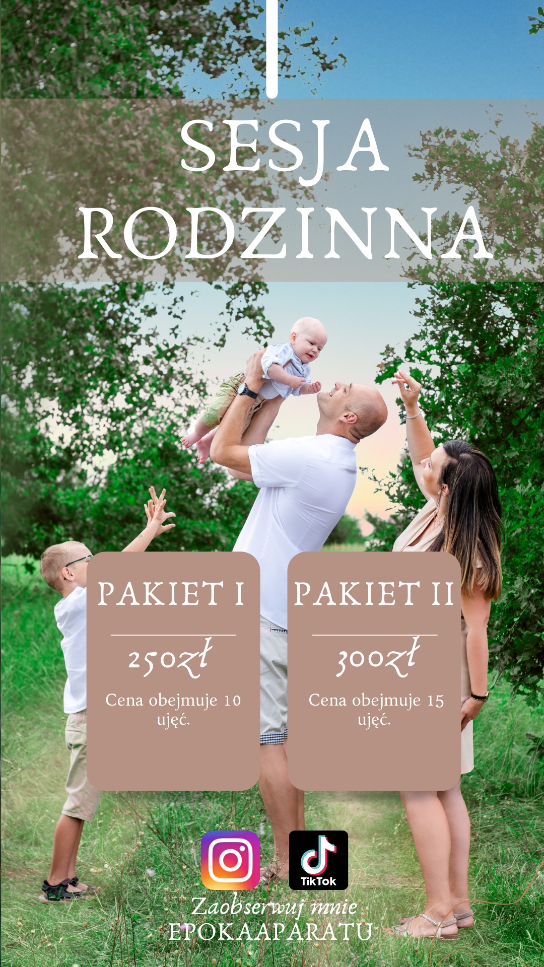 Rodzinna sesja zdjęciowa w plenerze: ojciec podnosi niemowlę w górę, obok matka i starszy syn, widoczne pakiety cenowe sesji oraz logo Instagram i TikTok.