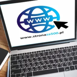 Ekran laptopa wyświetla logo firmy z globem i adresem www.stronaza500.pl, skierowane do klientów z ograniczonym budżetem.