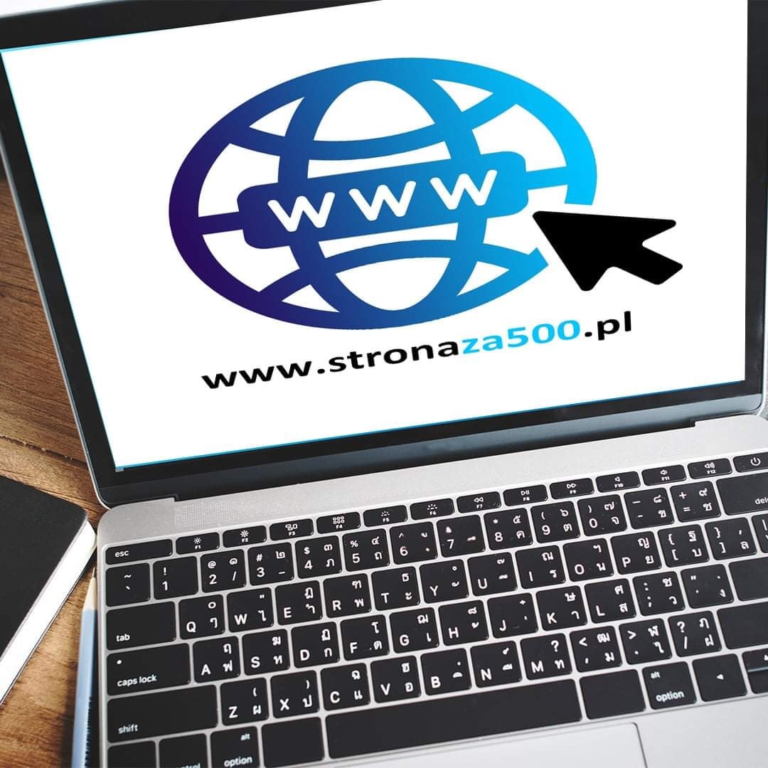 Ekran laptopa wyświetla logo firmy z globem i adresem www.stronaza500.pl, skierowane do klientów z ograniczonym budżetem.