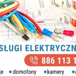 Kolorowe przewody elektryczne, złączki kablowe i wyłączniki nad schematem elektrycznym z napisem 'USŁUGI ELEKTRYCZNE' i numerem telefonu.