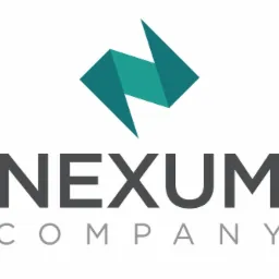 Logo firmy Nexum Company z abstrakcyjnym symbolem w odcieniach zieleni powyżej nazwy.