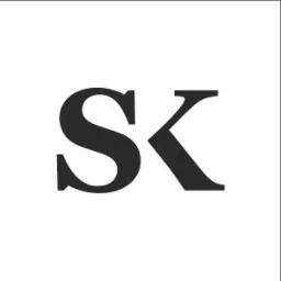 Graficzne logo firmy z inicjałami SK w czarnej, eleganckiej czcionce na białym tle.