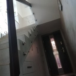 Balustrada schodowa - samonośna całoszklana z dębowym pochwytem
