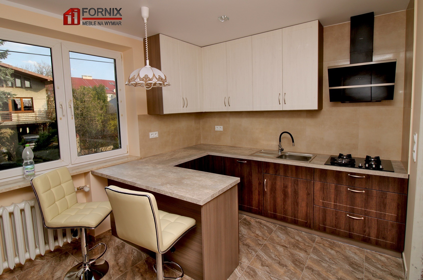 Nowoczesna kuchnia na wymiar z blatem w kształcie litery U, brązowymi szafkami dolnymi i białymi górnymi, okapem oraz dwoma krzesłami barowymi przy oknie, butelka wody na parapecie.