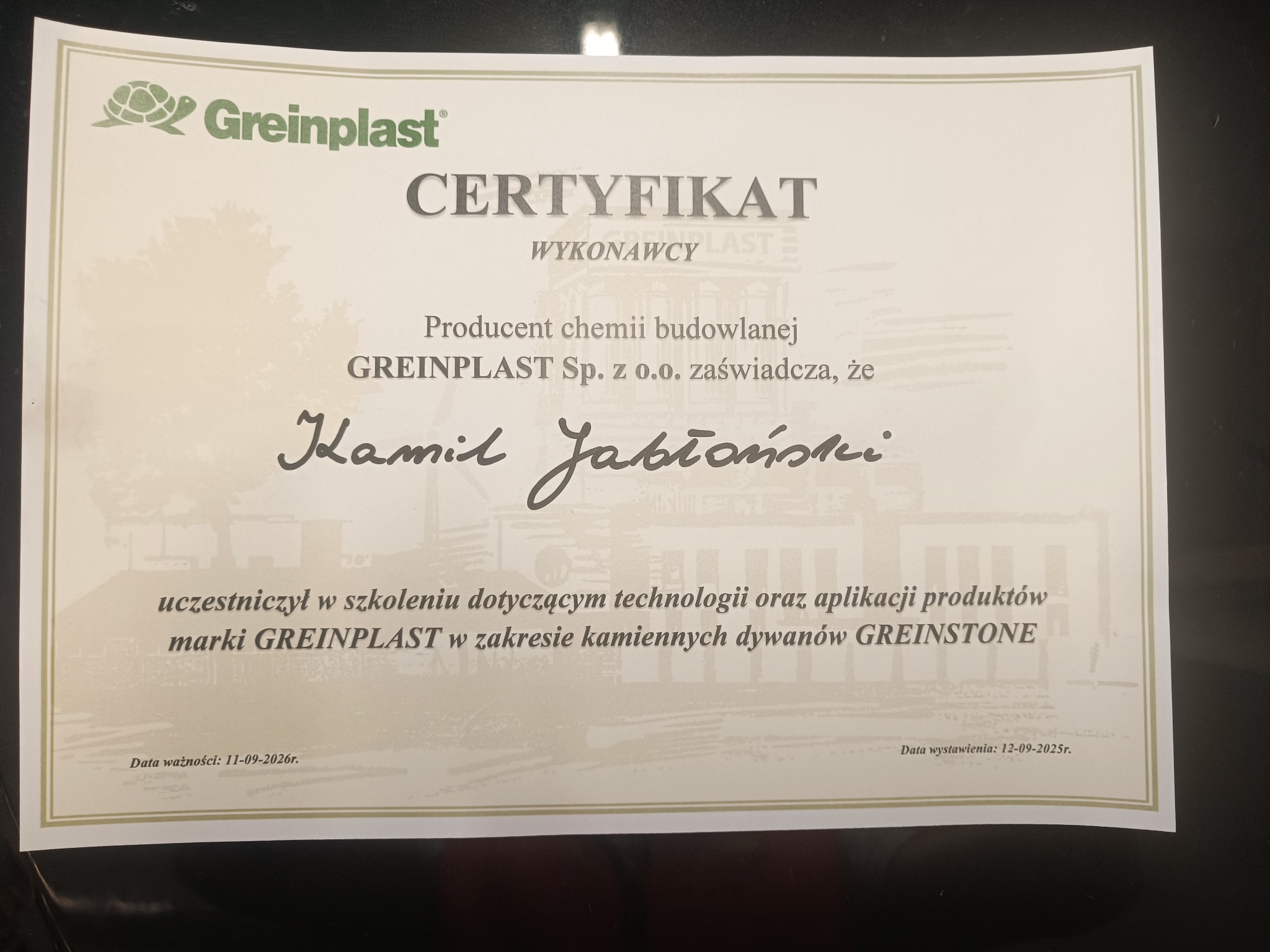 Certyfikat wykonawcy Greinplast dla Kamila Jabłońskiego, potwierdzający udział w szkoleniu z technologii i aplikacji produktów marki Greinplast w zakresie kamiennych dywanów.