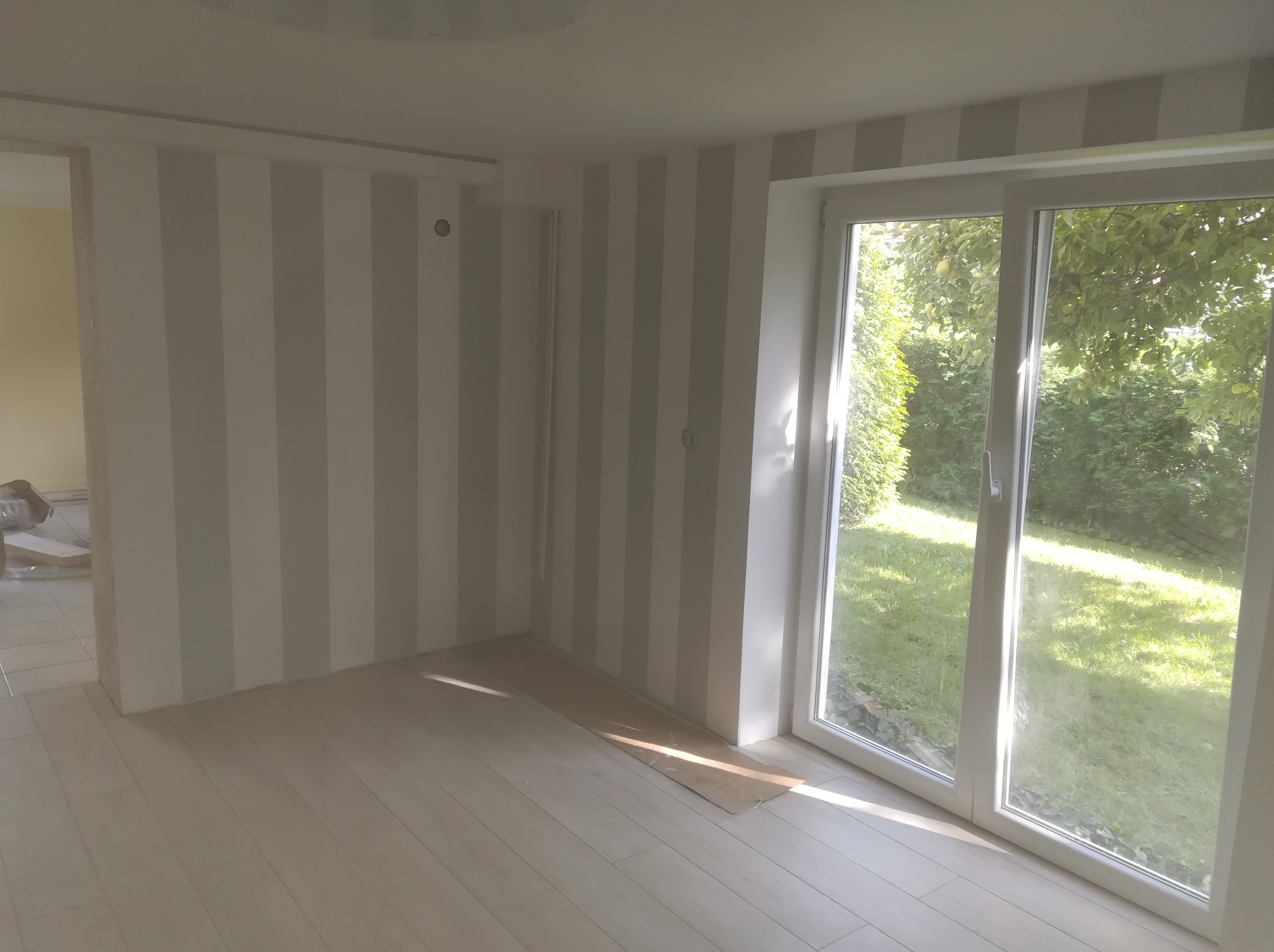 Montaż okna +położenie płytek na posadzkę