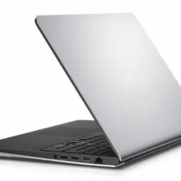 Otwarty laptop z aluminiową obudową, widoczne porty USB-C i Ethernet, klawiatura w kolorze czarnym.