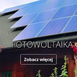 Panele słoneczne na dachu drewnianego domu z ogrodem, widok z dołu, logo firmy w lewym górnym rogu, numer telefonu w prawym górnym rogu.