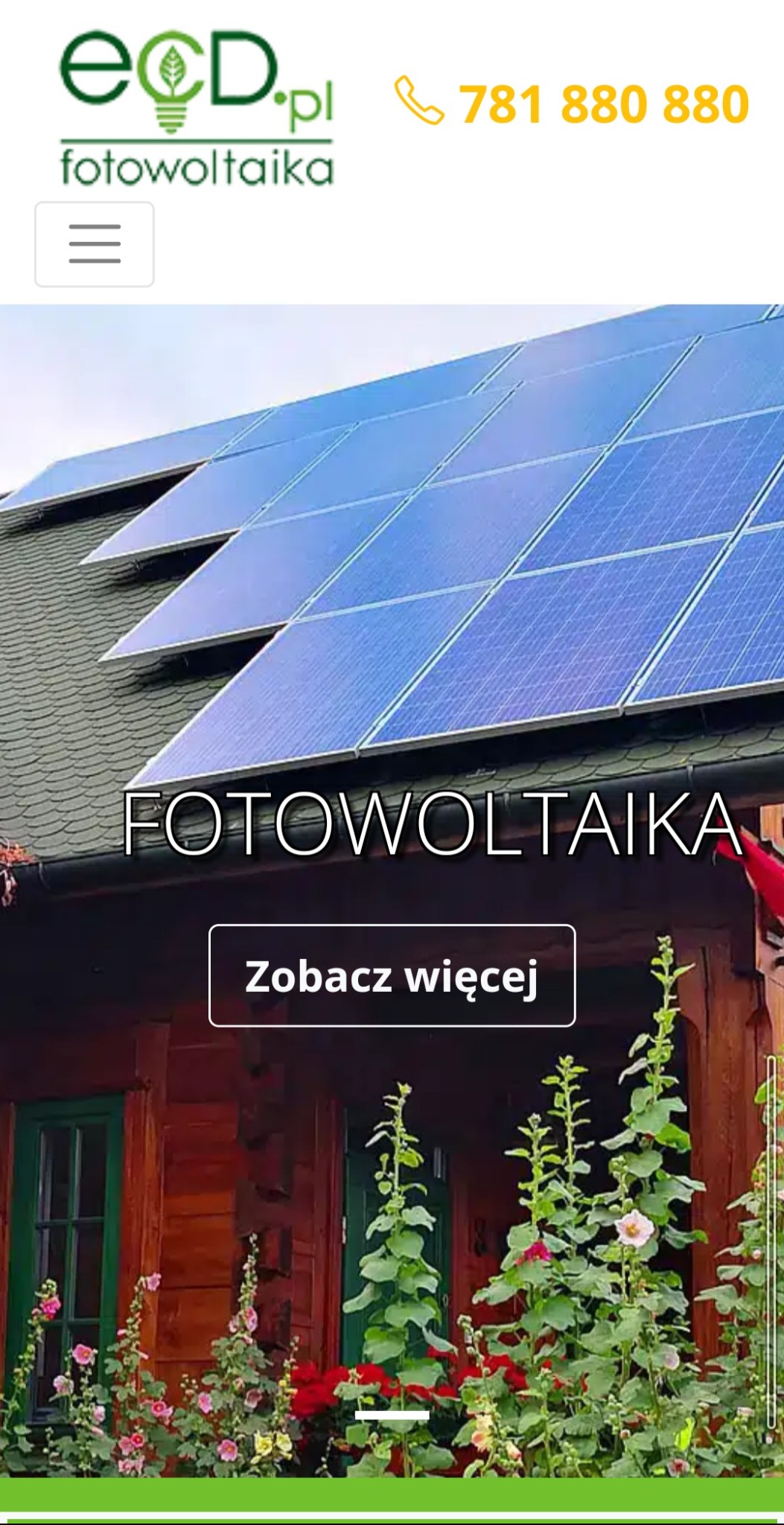 Panele słoneczne na dachu drewnianego domu z ogrodem, widok z dołu, logo firmy w lewym górnym rogu, numer telefonu w prawym górnym rogu.