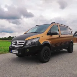 Mercedes V klasa po zmianie koloru folią na czarny mat i brązową satynę w Kołaczycach, widoczne czarne felgi i opony terenowe.