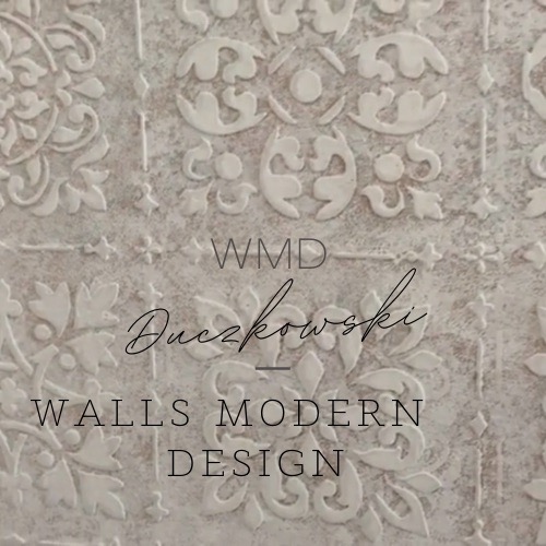 Dekoracyjna ściana z wzorem reliefowym, w odcieniach beżu i bieli, z widocznym logo firmy 'WMD Duczkowski Walls Modern Design'.