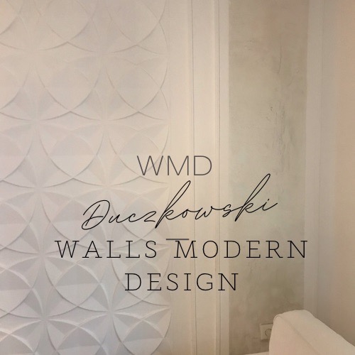 Biała ściana z dekoracyjnymi panelami 3D w kształcie wycinków koła, po prawej fragment ściany pokrytej szarą strukturą, widoczne logo firmy WMD Duczkowski WALLS MODERN DESIGN.