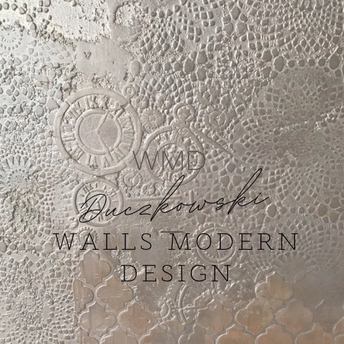 Dekoracyjna ściana w odcieniach srebra z wytłoczonymi wzorami koronki i motywami zegarowymi, pokryta subtelnym logo firmy.