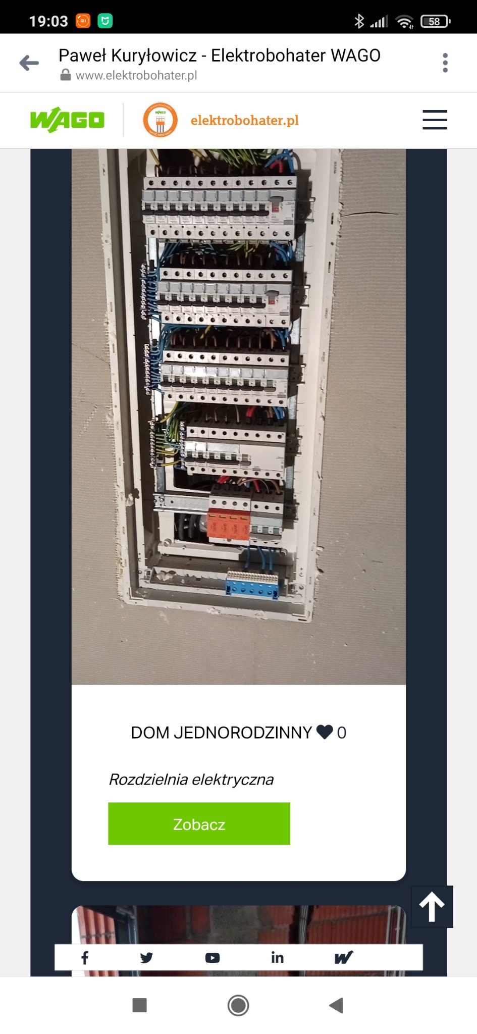 Rozdzielnica elektryczna wnękowa z zamontowanymi bezpiecznikami i okablowaniem, widok po częściowym wykończeniu ściany.