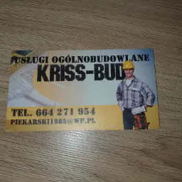 Wizytówka firmy budowlanej KRISS-BUD z numerem telefonu i adresem e-mail, przedstawiająca uśmiechniętego pracownika w kasku i z narzędziami.