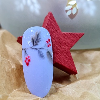 Pojedynczy, migdałowy paznokieć w pastelowym błękicie z ręcznie malowaną zimową stylizacją: gałązka iglasta z czerwonymi owocami jarzębiny i iskrzącą gwiazdką, na tle czerwonej, drewnianej gwiazdy...