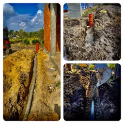 Rury kanalizacyjne w wykopie obok fundamentów budynku z cegły, widok z góry i z boku, fragment koparki w tle, ujęcie z budowy.