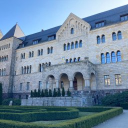 Zapraszamy do naszego biura, które mieści się w zabytkowym Zamku Cesarskim. 