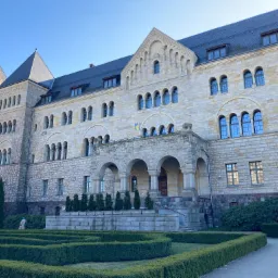 Zapraszamy do naszego biura, które mieści się w zabytkowym Zamku Cesarskim.