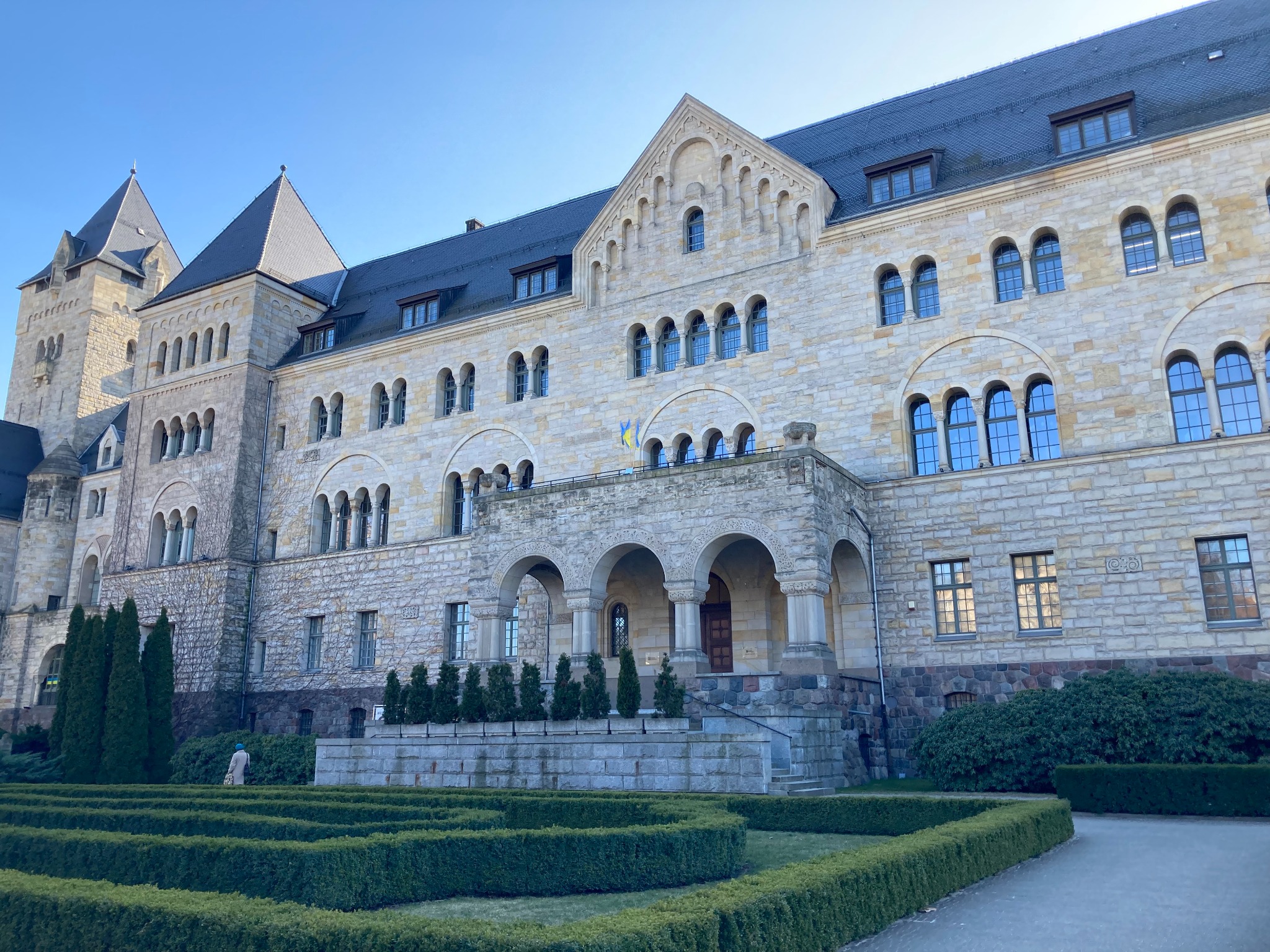 Zapraszamy do naszego biura, które mieści się w zabytkowym Zamku Cesarskim.