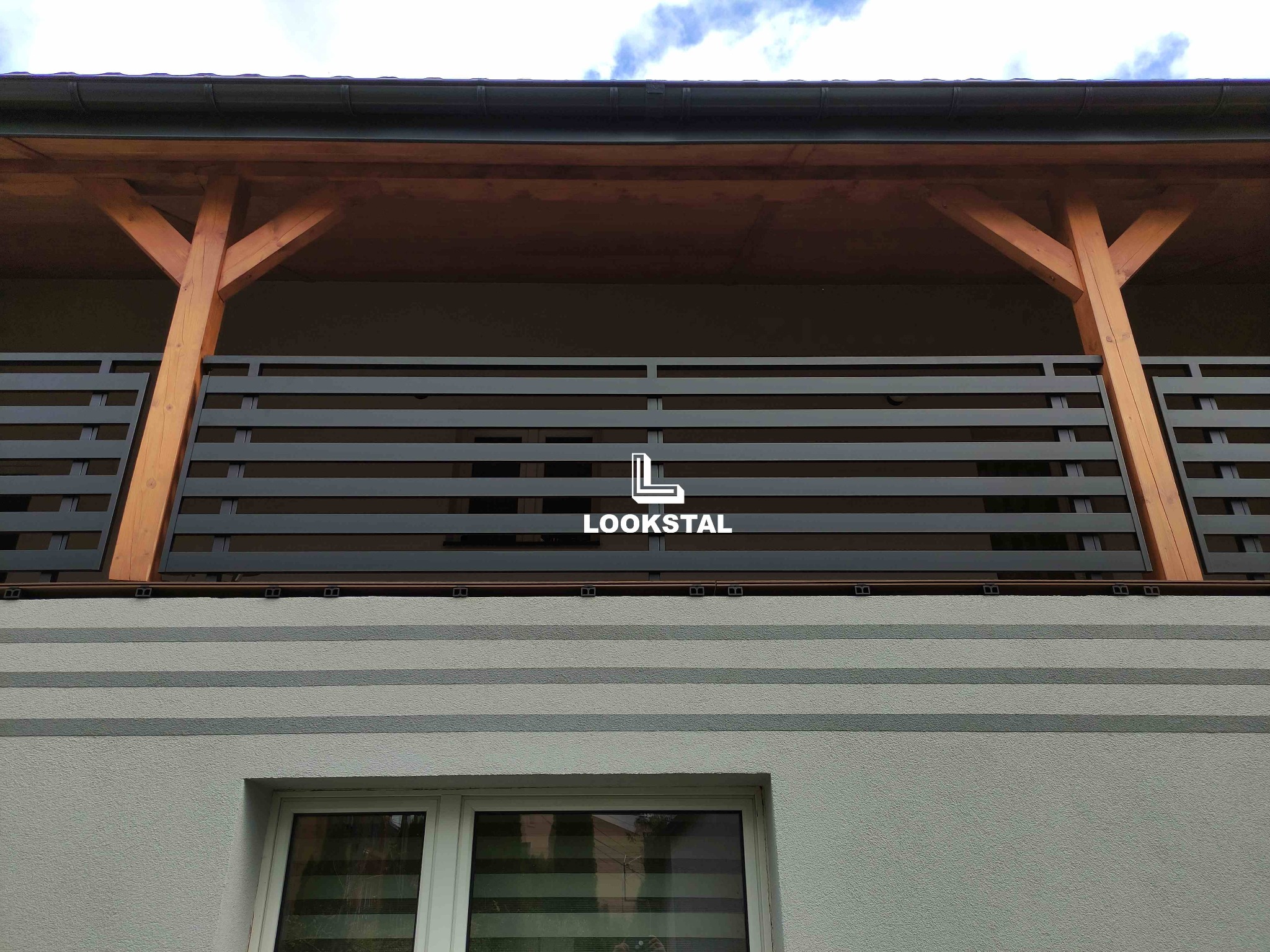 Nowoczesna, pozioma, grafitowa balustrada balkonowa z drewnianymi elementami konstrukcyjnymi, zamontowana na elewacji budynku z oknem.