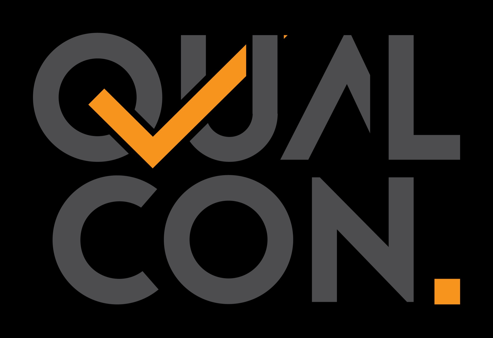 Logo firmy QUALCON z szarym napisem i pomarańczowym symbolem odhaczenia w literze Q oraz pomarańczowym kwadratem po prawej stronie napisu na czarnym tle.
