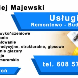 Wizytówka firmy budowlano-remontowej Maciej Majewski z listą usług, numerem telefonu i hasłem 'Zadzwoń', obok plan budowlany, młotek, miara i kask ochronny.
