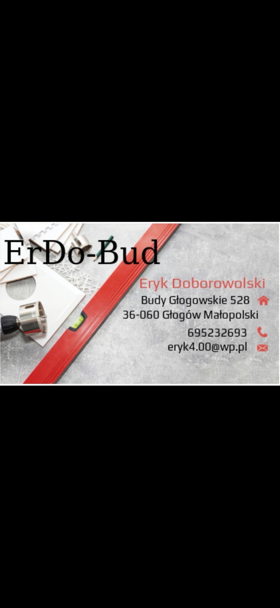 Wizytówka firmy ErDo-Bud z narzędziami glazurniczymi: poziomica, wiertło koronowe, płytki i krzyżyki dystansowe na tle imitującym szarą powierzchnię.