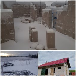 Lulux Krzysztof Cieślicki - Budowa domu z bloczków w zimowej scenerii: surowe mury pokryte śniegiem, widok na konstrukcję dachu z deskowaniem oraz krajobraz z samochodem firmy budowlanej.