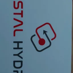 Wizytówka firmy instalacyjnej z logo: dwa kwadraty połączone strzałką i kropką, napis INSTAL HYDRO w kolorze czarnym, czerwony pasek na górze.