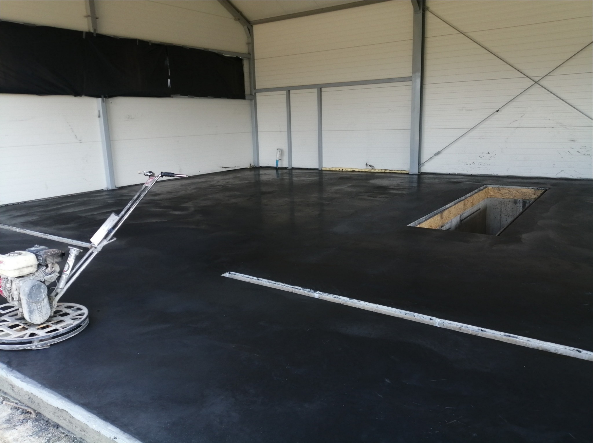 Posadzka koloru grafitowego.