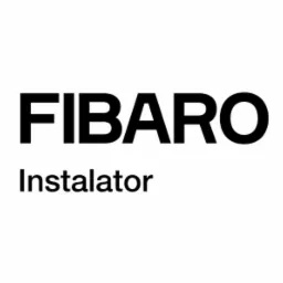Logo firmy Fibaro Instalator z czarnym napisem na białym tle.