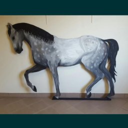 Część pracy licencjackiej pod tytułem "przejście". Koń wycinany własnoręcznie wyrzynarką z płyty MDF. Koń jest wymiarów dorosłego kuca.